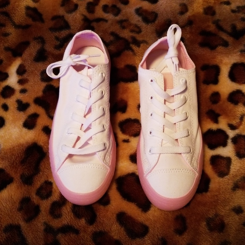 Girl's converse